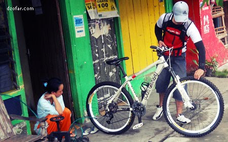 Mas Koko memompa sepeda