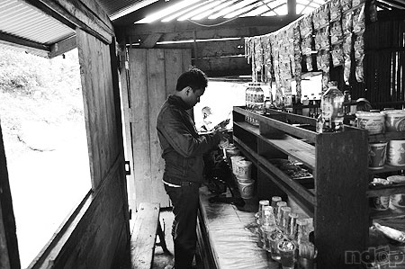 Warung di parkiran singokromo