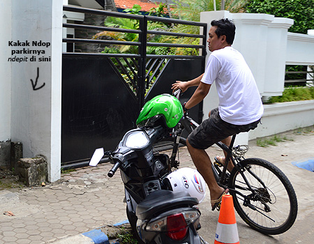 Parkir Istana Es