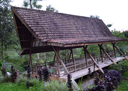 Gazebo Roro Kuning
