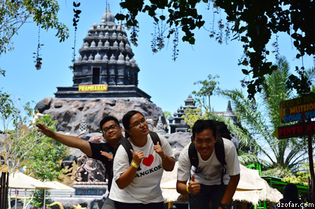 Foto di depan Miniatur Candi Prambanan