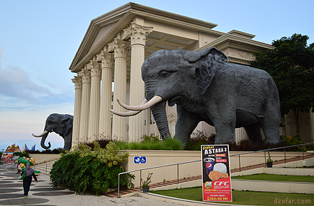 Patung Gajah Raksasa