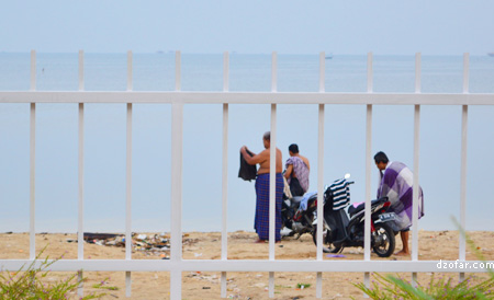 Bapak berenang ke laut