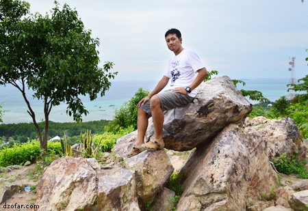 Bukit Joko Tuwo bersama seorang model 