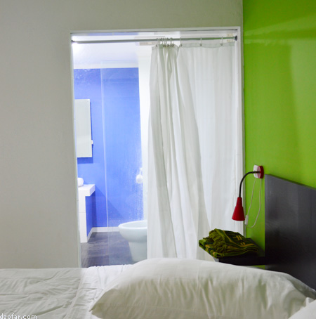 Kamar mandi ditutup tirai