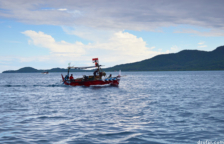 Lautan, perahu dan gunung