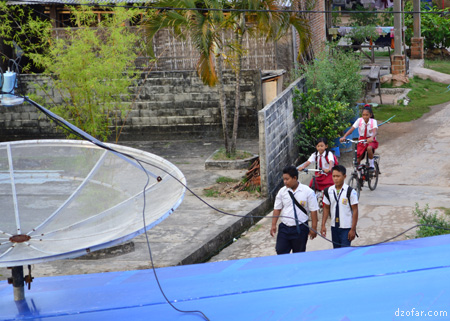Parabola dan anak sekolah