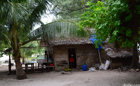 Warung minuman di Pulau Cemoro Kecil