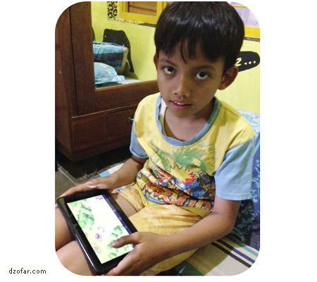 Farhan sedang main game Boom Beach di Kindle Fire