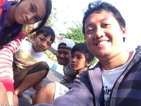 nonton Karnaval SD bersama teman sebaya