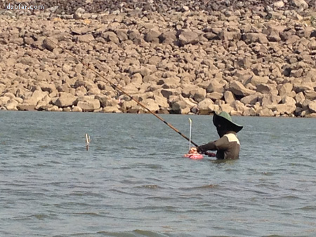 Mancing di kali bening