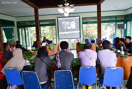 Menyimak penjelasan narasumber
