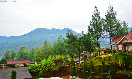 View pegunungan di depan Villa Tambi