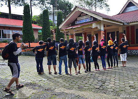 Foto bareng di agrowisata teh tambi