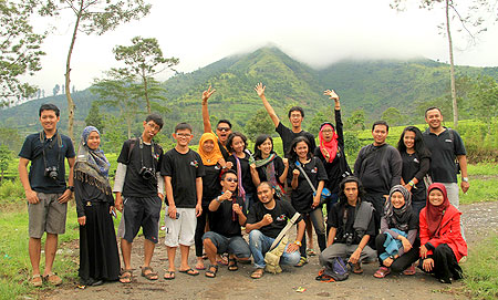 Foto bareng di pemandangan pegunungan Tambi