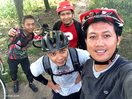Selfie bareng di lereng kaki gunung Pandan
