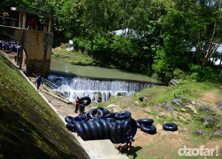 Menuju Pindul melewati kali