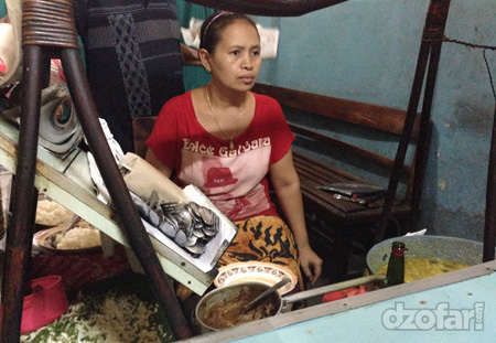 Ibuk-ibuk penjual nasi becek