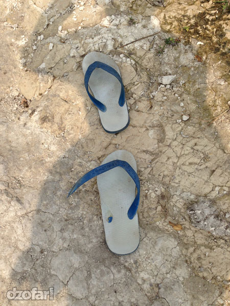 Sandal jepit putus