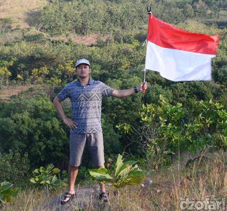 Memegang bendera di bukit cinta
