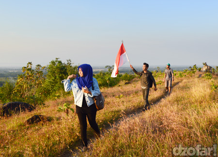 Menuju spot bebatuan lainnya di bukit cinta
