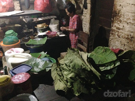 Mbok Jimur sedang mengedoli kami