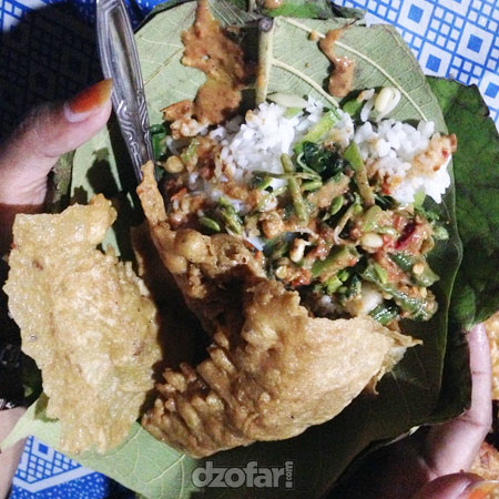 Nasi pecel daun jati Mbok Jimur Tiripan Berbek Nganjuk