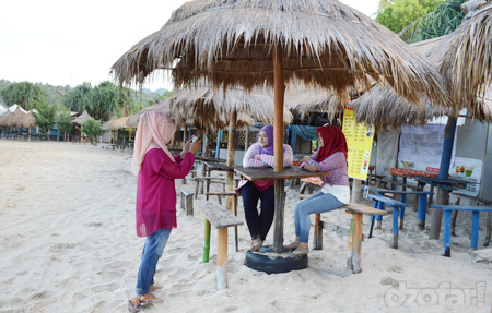 Istirahat dulu di gazebo