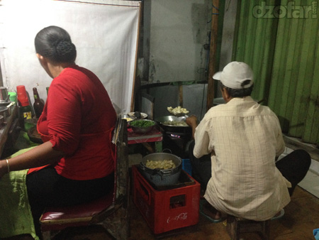 Mbak Tin sedang ngulek