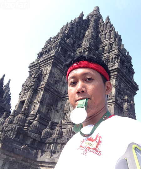 Ndop di Prambanan sambil ngemut medali