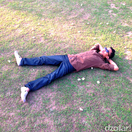 Leyeh-leyeh di atas rumput
