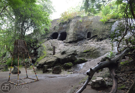 Goa Selomangleng dari jauh