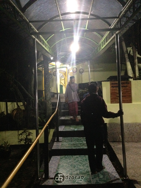 Jalan makam