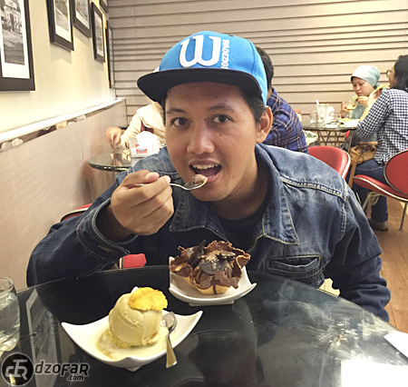 makan es krim di Zangrandi