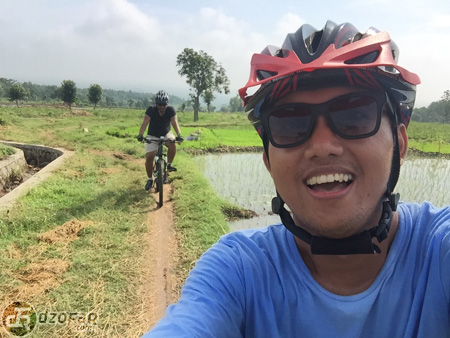 melewati pematang sawah