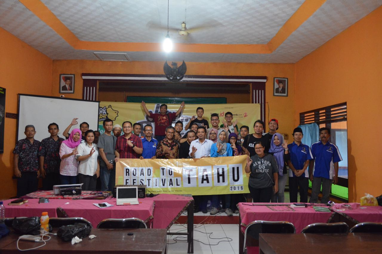 Foto bareng warga sekitar dan pak lurah dan pembicara