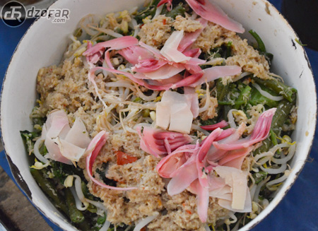 Makan sayur kembang kecombrang