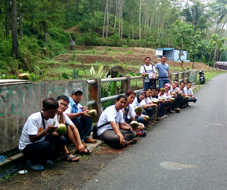 Makan kelapa muda