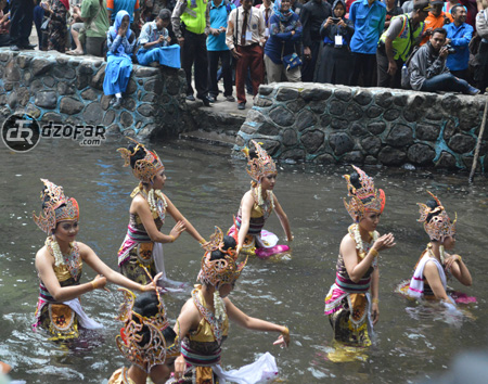 Penari nyemplung