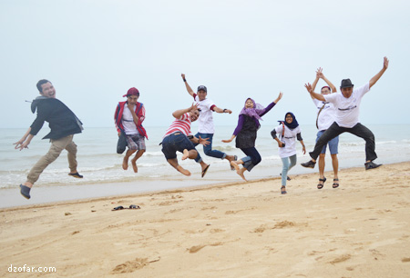 lompat di pantai Nepa