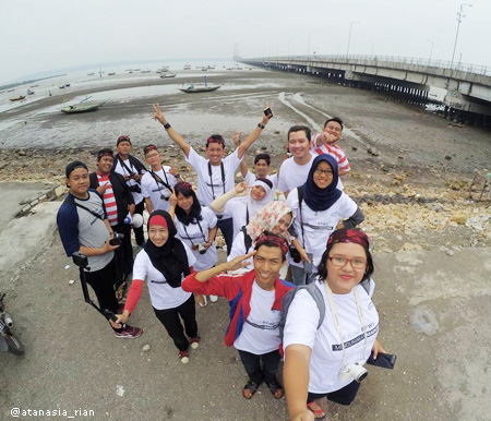 selfie bareng di bawah jembatan suramadu
