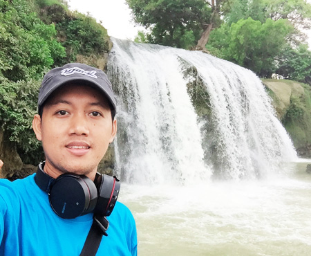 selfi di air terjun Toroan
