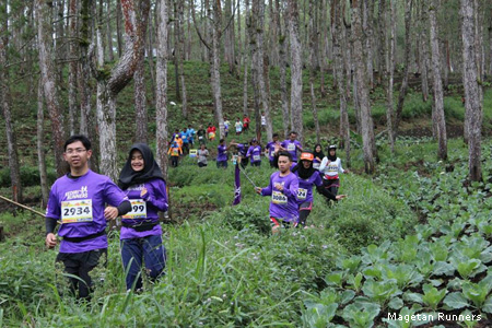 berlari di hutan