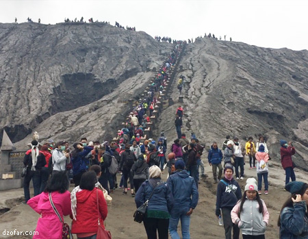 Tangga menuju kawah bromo
