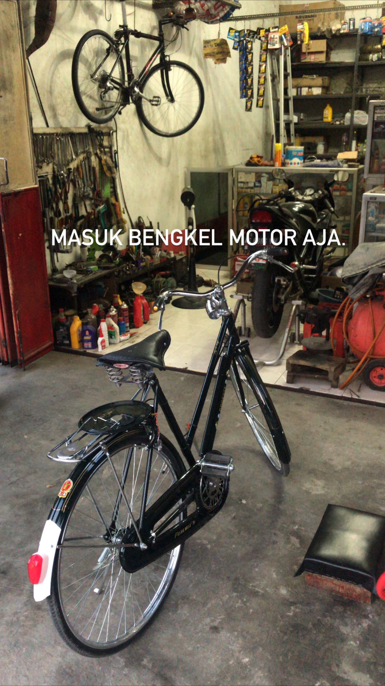 Sepeda Jengki Phoenix di bengkel motor