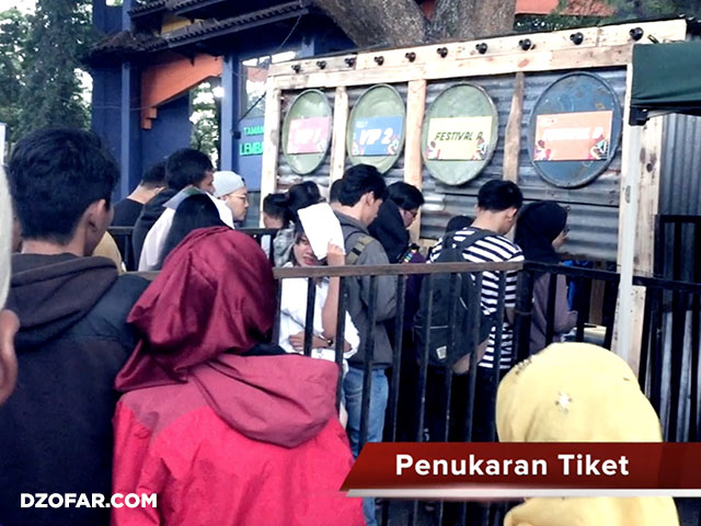 Antrian tiket sebelum hujan