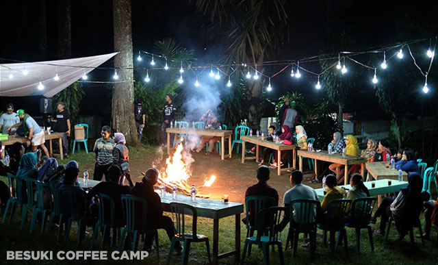 Mendengarkan ceramah kopi