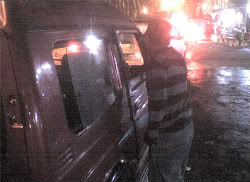 agus hartadi (psyconcept) sedang nyurung mobil