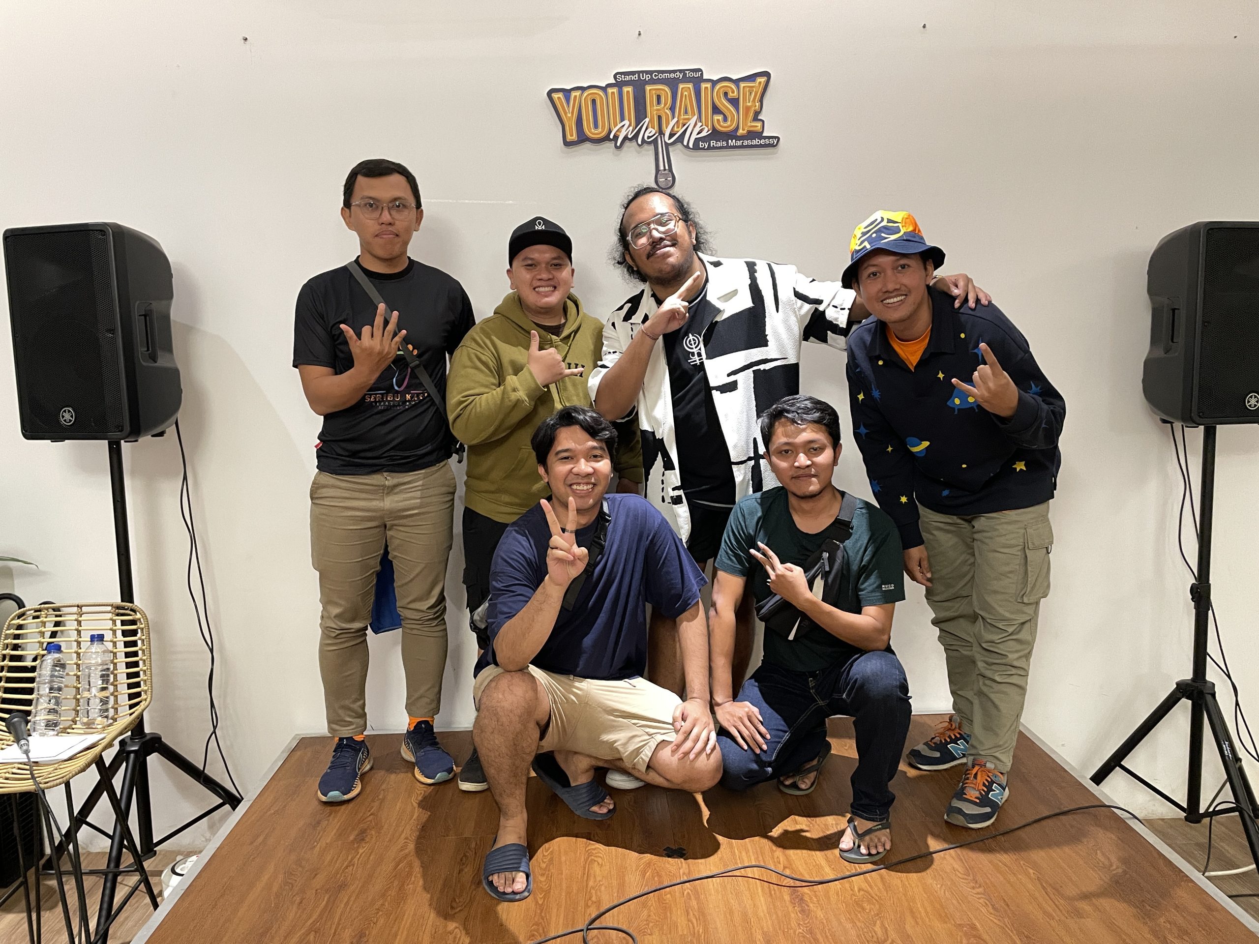 aku dan teman-teman foto bareng Rais Marasabessy