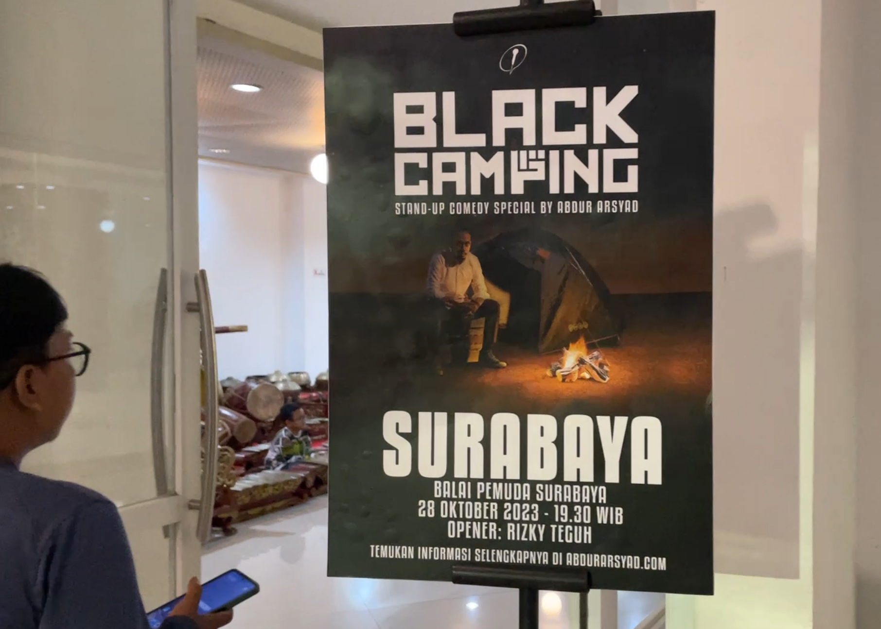 Papan petunjuk Black Camping